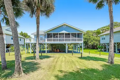 Image de Dreamy Coastal Oasis W/ Large Deck, Fast WiFi, Beach Access Nearby & Central Ac
