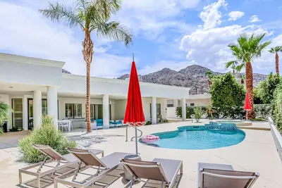 Image de Gorgeous home with private pool, high-speed WiFi, central Ac, & Ev charger