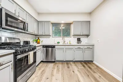 Image de Open & spacious home near downtown with fast WiFi & Ac - snowbirds & dogs Ok