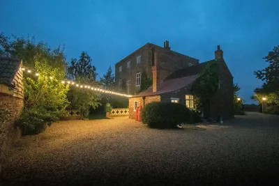 Image de Luxury Country Manor Home for 15 - Boutique Themed rooms, Garden & Hot Tub