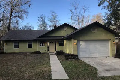 Image de Custom Built Home steps from the Santa Fe River