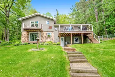 Image de Dog-Friendly Lakefront Home w\/Fireplace, Stove, Lake View, Free WiFi, Deck