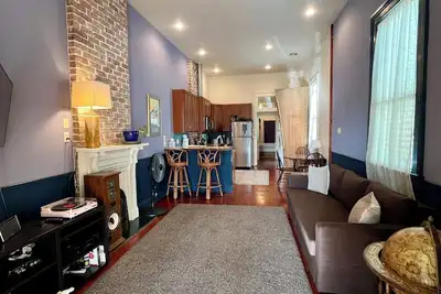 Image de History, color, and art in quiet and comfortable Faubourg St. John shotgun