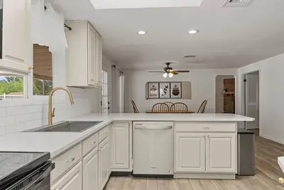 Image de ☀️Luxe 4br/2bth Mountain View vacation • Pool & Grill • Central Loc • Private