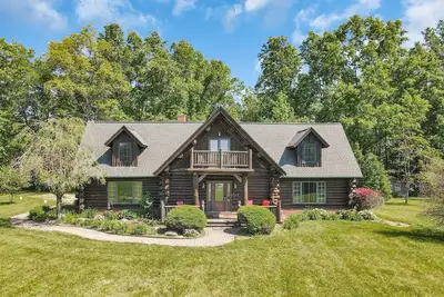 Image de Enchanted log cabin with lake view