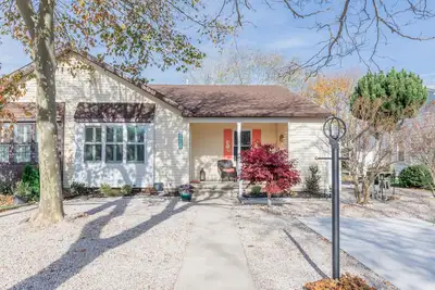 Image de Newly renovated Village Green Quad within walking distance to the harbor.