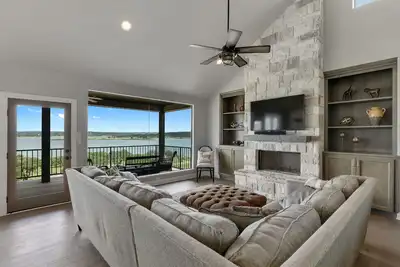 Image de “Waters-Edge” A Waterfront home! Hot Tub! ! Views! ! !