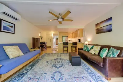 Image de Comfy Tropical Condo w/ Pool - Walk to Beach!