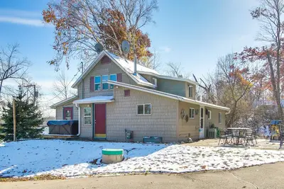 Image de Colorful Cottage w/ Hot Tub - Steps to Long Lake!