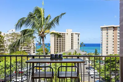 Image de Catch the breeze in this chic, remodeled retreat