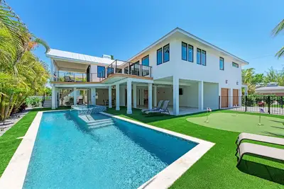 Image de Summer Discounts! Steps from the Beach! Walk to Bean Point! Pool/spa! Golf Cart
