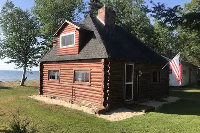 Image de Welcome to Water’s Edge Log Cabin