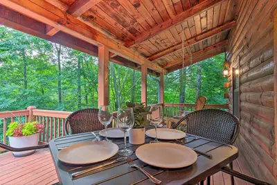 Image de 7 Mi to Ski Slopes: Mars Hill Cabin w\/ Hot Tub!