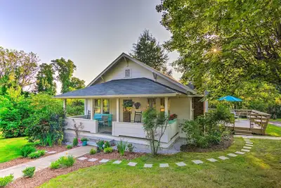 Image de Restored Mars Hill Home on 1 Acre: Walk to Town!