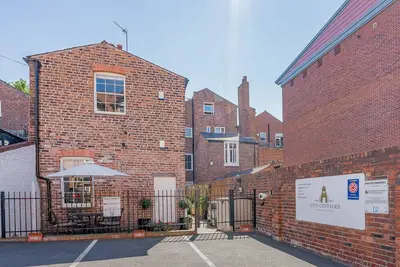 Flat 4a, character holiday cottage, with a garden in Chester
