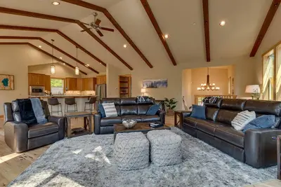 Image de Paradise in the Pines By Tahoe Getaways - Luxury 4br, Wooded Views, Near Lake