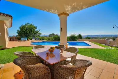 Image de Villa luxueuse avec piscine privée, Wi-Fi, climatisation, terrasse et jardin, Pas de moins de 40 ans