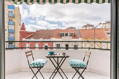 Image de Beach Apt with Balcony - 2 min walk to the beach by Lisbeyond