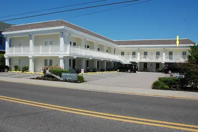 Image de Modern and up-to date second-floor Beach Block End Unit!