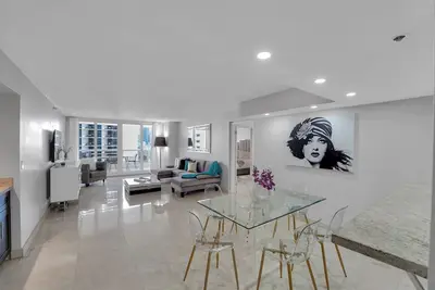 Image de Hello Gorgeous! 3 Bedroom Renovated Condo, Water and City Views