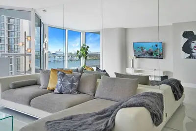 Image de Life Is Gucci! 3 Bedroom Miami Condo with Water and City Views!