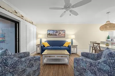 Image de 2 bedroom, 2 bath ground level condominium located at a beachside complex.