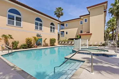 Image de Modern Beachfront Condo Steps from Anna Maria Island Beaches!