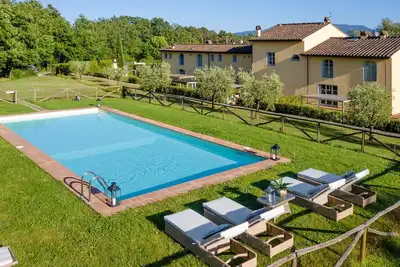 Villa Hilary, a Convenient Luxury 4 bedrooms Villa with Sharing Pool on the Hills by Lucca