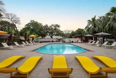 Image de SoCo 2br comfy suite w/ pool, king bed, fast WiFi