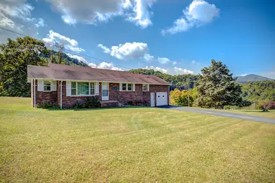 Image de Mountain Home near Watauga Lake w/in 20 miles to Ski Resorts. Pets Considered