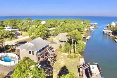🐟 Private Boat Launch! Deep Bayside Canal. Pool. Dock. Dogs. Big Yard! Sleeps12