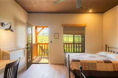 Image de On Allen Street- Walk to everything! Balcony Sunsets! Free Wifi! Miners Cabin #1