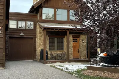 Image de Located in the heart of Big Sky Town Center.