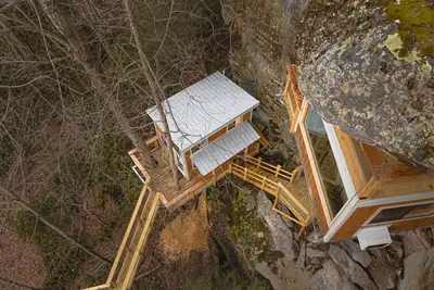 Image de Cliff Dweller: Suspended from the Ridgeline