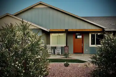 Image de Kickin' It on Kindra! Modern 3 Bedroom New Build!