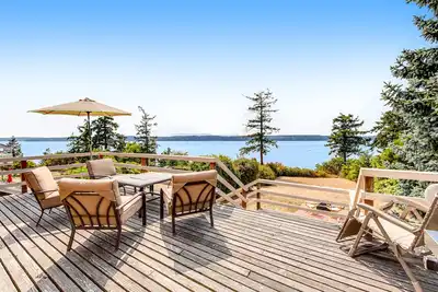 Image de Delightful Waterfront Cabin w/ Large Deck, Free WiFi, Firepit, & Washer/Dryer