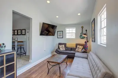 Image de Charming Central 2br | Courtyard | Pet Friendly