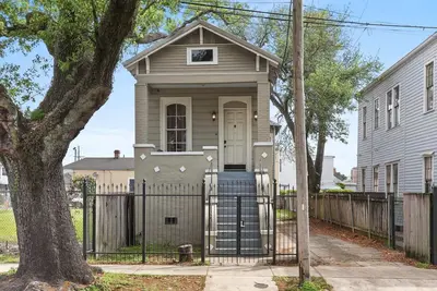 Image de Lovely 3bd | Steps to St. Charles | Gated Parking