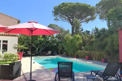 Image de Sainte-Maxime Villa 5 * proche golf et plages, gde piscine chauffée et jacuzzi.