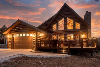 Image de Endless Views. Stunning Mountain Views. Log Style Cabin, Great for Families. Bbq. Backyard. Ac
