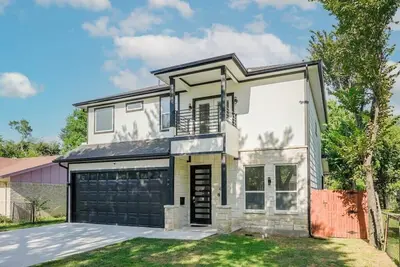Image de Modern and Comfortable Home Close to Downtown