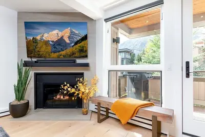 Image de Renovated 2/2 with Ac 1 Block to Farmers Market!