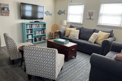Image de Location! 3 bed/2bath Five min walk to beach! Linens & towels included!