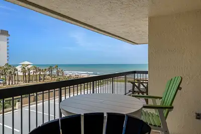 Image de Family-friendly ocean view on no-drive Ormond with heated beachfront pool and garage