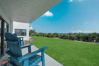 Image de Updated direct oceanfront, ground floor condo with a heated pool and beach access