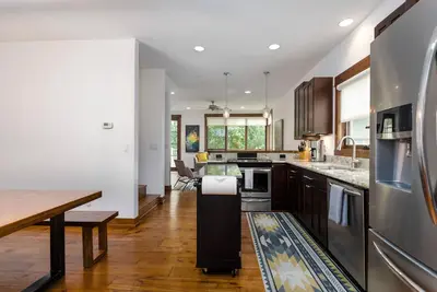 Image de New downtown Whitefish listing - New furniture - Ac - walk to everything - close to Whitefish river