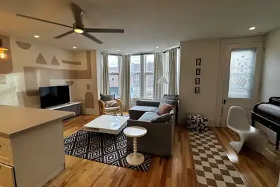 Image de Sun-Filled 1 Bedroom Overlooking Water Street - No Cleaning Fee