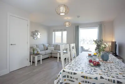 Image de Wish You Were Here - A two-bedroom house with an enclosed garden, hot tub and open plan living just