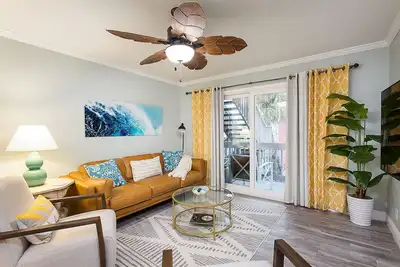 Image de 🌟 New 🌟 Fun Mid-Century Modern Beachside Condo🏝🐠