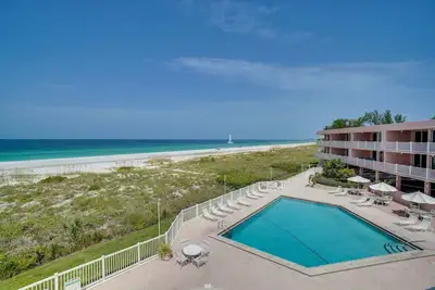 Image de Beachfront - Aqua Blu at Ami Club 27 by SeaBreeze Vacation
